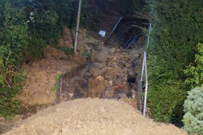 Massiver Regen spuehlt eine ca 200m lange Treppe weg in Hoefingen